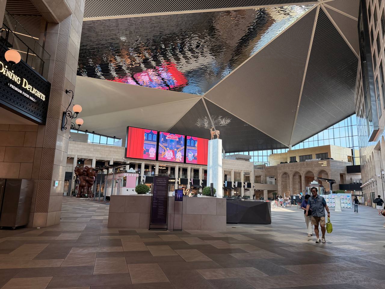 Paradise City main atrium with mirrored ceiling and golden sculpture