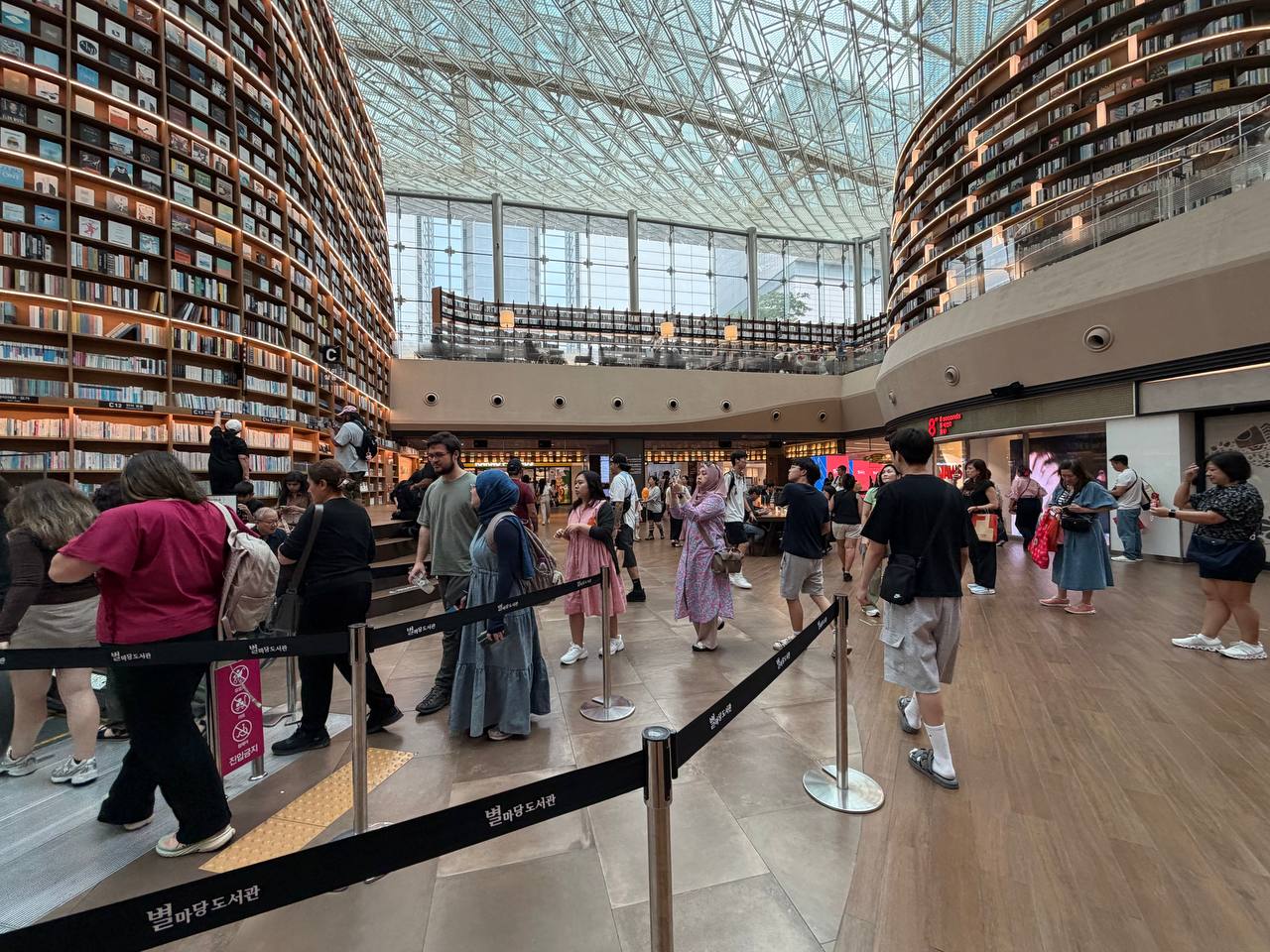 Starfield Library Seoul crowd control barriers rope queue tourists