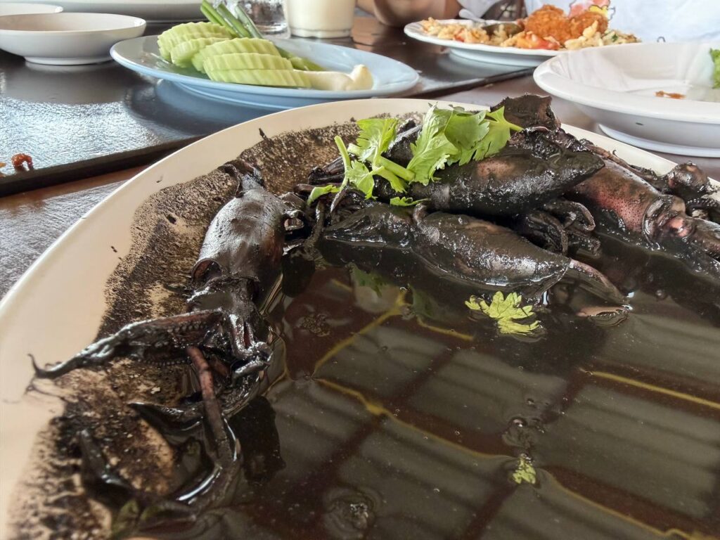Lunch at the Fishing Pier: Bangsaray Seafood Restaurant Review