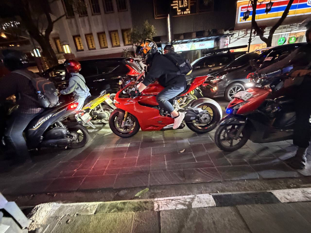 Sportbike on Jalan Braga at night — the motorbike culture that defines the Braga night scene, Bandung