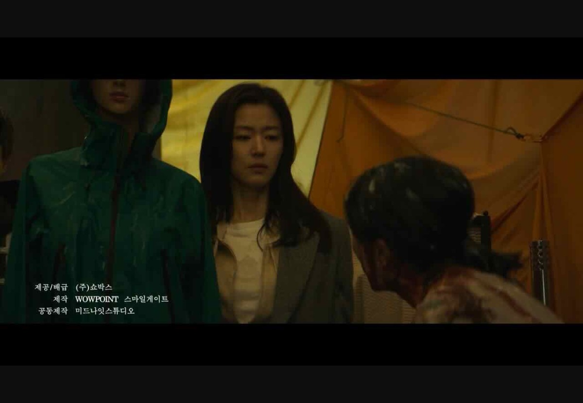 Colony 2026 - Jun Ji-hyun in a tense scene. Distributed by Showbox.